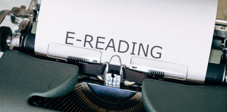 schreibmaschine mit text e-reading